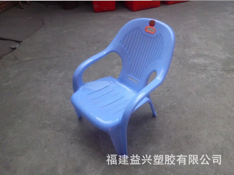 塑料椅的多元用途与益兴产品的市场优势分析
