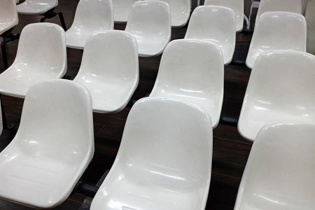 塑料椅上的握手与塑料做的繁荣